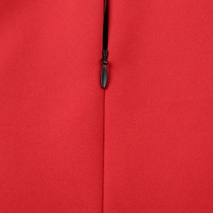 Dettaglio dell'abito rosso slim-fit che mostra la cerniera invisibile nera sul retro