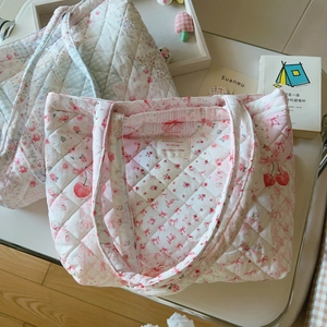 Nahaufnahme von gesteppten Baumwolltaschen mit Blumenmuster und Etiketten in Lifestyle-Szenerie