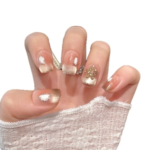 Cat-Eye-Nägel zum Aufkleben mit Champagner-Glitzer, Perlen und Schneeflocken-Design