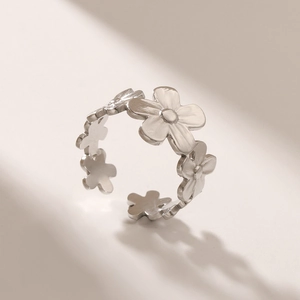 Dettaglio ravvicinato dell'anello regolabile in argento con motivo floreale