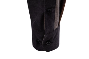 Détail du poignet d'une chemise en coton à carreaux gris et marron avec deux boutons