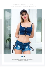 Dettaglio degli shorts in denim a vita alta con bordi consumati e top a canotta corto