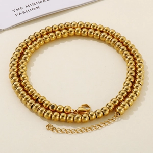 Détail du collier de perles plaqué or 18 carats avec fermoir mousqueton et chaînette
