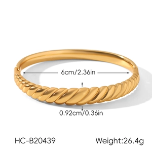 Détail du bracelet torsadé plaqué or 18 carats avec dimensions de 6cm et poids de 26,4g