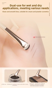 Détail macro du pinceau demi-lune pour un tracé précis de l'eyeliner et sourcils