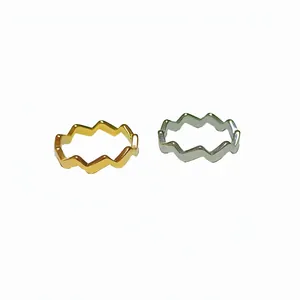 Minimalistische gewellte Titanstahlringe in Gold und Silber mit polierter Oberfläche