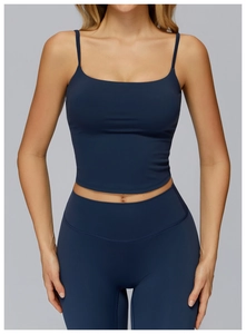 Détail de la brassière de sport bleu foncé et du legging taille haute en tissu mat
