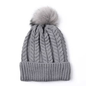 Bonnet en maille torsadée pour femme avec pompon en fausse fourrure grise pour l'hiver