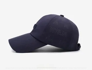Vue détaillée de la casquette marine avec imprimé lettres et broderie latérale soignée