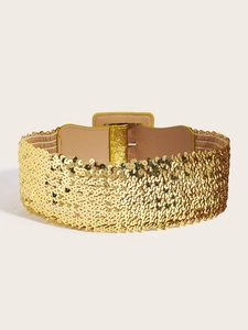 Détail d'une large ceinture à paillettes dorées hautement élastique pour robes et manteaux