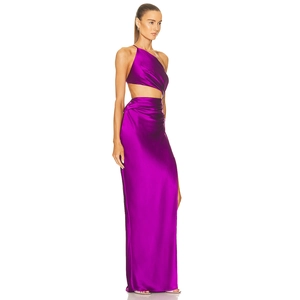 Détail de la texture satinée violette et de la découpe géométrique sur le côté de la robe