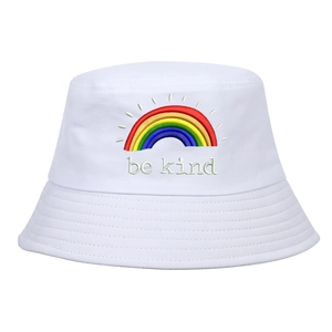 Bob blanc en coton avec broderie arc-en-ciel et texte 'be kind' sur un fond blanc épuré