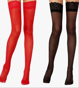 Dettaglio di calze autoreggenti rosse e nere con elegante bordo in pizzo floreale