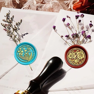 Nahaufnahme von Siegelstempel-Set mit Maiglöckchen- und Rosen-Blumenmustern