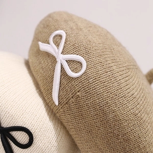 Béret tricoté style français pour femme avec un nœud élégant en kaki et beige clair