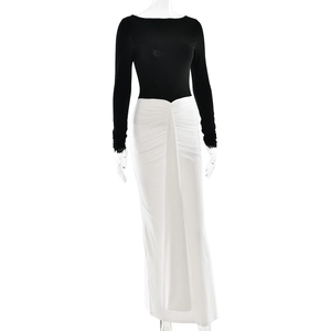 Détail de la robe longue dos nu avec col en U et contraste élégant noir et blanc