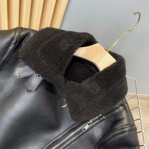 Französische Lederjacke in Schwarz mit Pelzkragen und markanter Lederstruktur