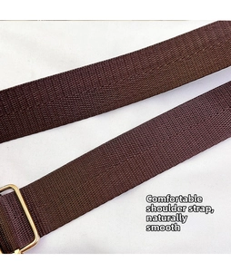 Détail de la bandoulière tressée marron avec boucle dorée réglable pour sac à bandoulière