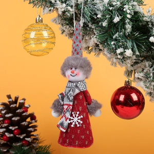 Décoration de Noël bonhomme de neige en peluche suspendue à une branche de sapin décorée
