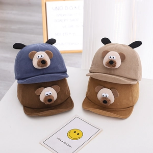 Détail de casquettes en velours côtelé pour bébé avec oreilles d'ours mignonnes