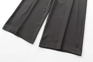 Vue macro montrant les coutures de qualité et la texture du pantalon large gris foncé