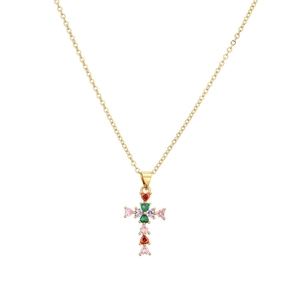 Collier doré avec pendentif croix en zircons colorés en forme de cœur sur fond blanc