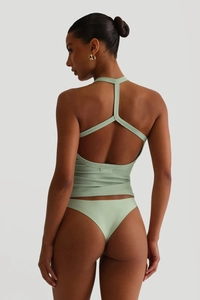 Rückansicht eines hellgrünen Halter-Tops mit Cut-out-Design und Rippstrick-Textur am Rücken