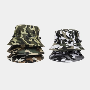 Detailansicht verschiedener Camouflage-Anglerhüte mit robustem Stoff und Sport-Kordelzug