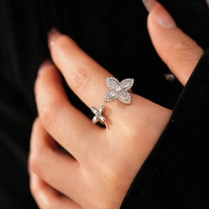 Macro de bague trèfle ajustable sertie de zircons et de pétales taille marquise