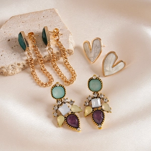 Lot de six boucles d'oreilles en résine dorée avec cœurs et zircons sur soie