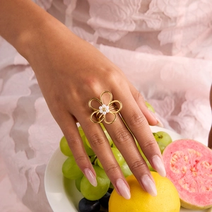 Bague fleur élégante plaqué or 18K avec perles portée par un mannequin, style printanier