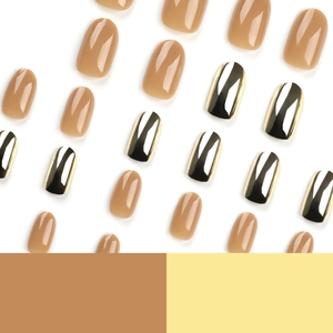 Kurze ovale künstliche Nägel in Karamellbraun und galvanisiertem Metallic-Gold