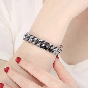 Gros plan d'un bracelet gourmette argenté avec zircons brillants sur un poignet