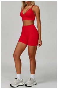 Détail de l'ensemble de yoga rouge sans couture montrant le tissu mat et le col en V