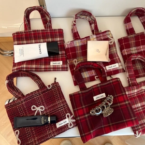Mini sac à main en tissu à carreaux rouges avec nœud et motif vintage