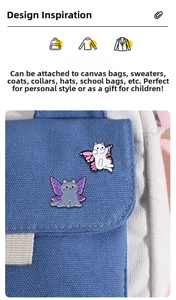 Détail de broches chat en émail avec ailes de papillon sur un sac en toile décontracté