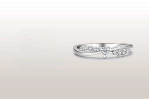 Macro detail of S925 silver ring featuring heart-shaped stone and crossed diamond bands