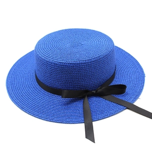 Détails de texture du chapeau canotier en paille bleue avec nœud en gros-grain