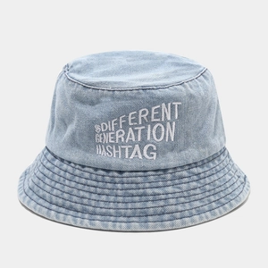 Détail de la broderie 3D blanche sur le tissu en denim bleu délavé du chapeau bob