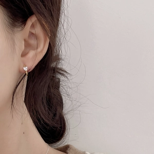 Minimalist S925 silver gold-plated hoop earrings with a heart-shaped zircon stone