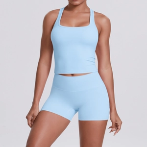 Ensemble de sport femme bleu clair avec brassière dos nageur et short de yoga