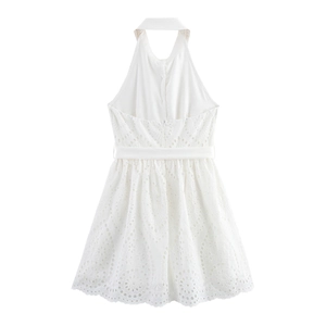 Elegante abito bianco senza maniche in pizzo con colletto, cintura e dettagli ricamati