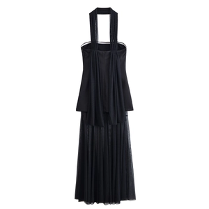 Abito body nero alla moda con scollo all'americana e gonna in rete trasparente a balze