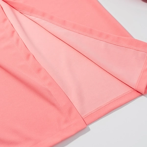 Détail de l'ourlet de robe rose avec patchwork de satin et coutures raffinées