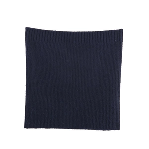 Detail eines dunkelblauen Strickschals mit feiner Rippenstruktur auf weißem Hintergrund