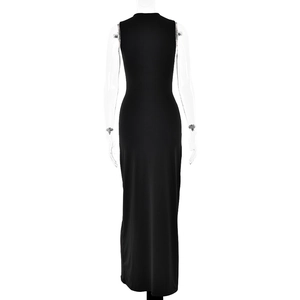Détail d'une robe longue noire sans manches, coupe moulante avec tissu élastique au dos