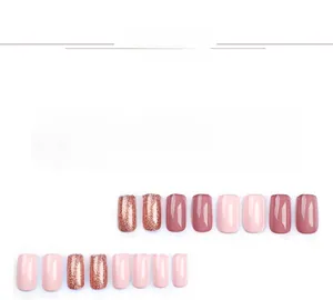 Dettaglio di unghie finte rosa, bronzo glitterato e malva in diverse misure setosi