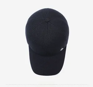 Draufsicht auf eine Herren-Winter-Woll-Baseballkappe mit Twill-Struktur und Metallplatte
