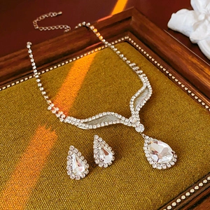 Détail d'une parure collier et boucles d'oreilles goutte d'eau avec strass brillants