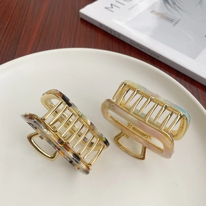 Elegant acetate and gold alloy hair claw set featuring tortoise and gradient patterns